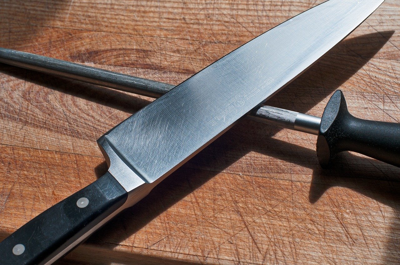 honing a kitchen knife to maintaining it