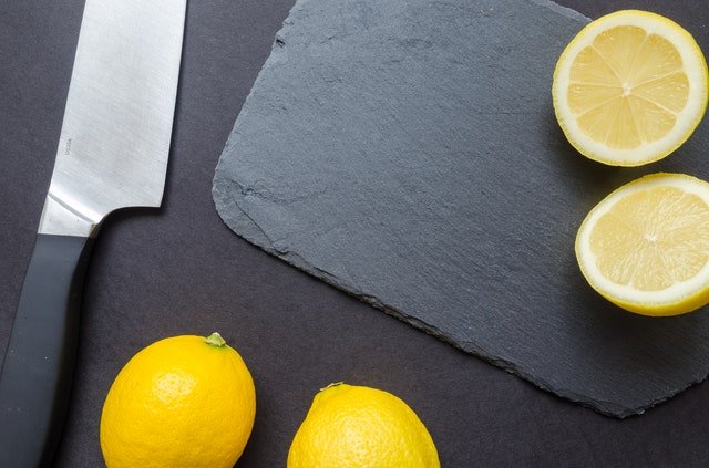 treating knife's blade with lemon to remove black spots